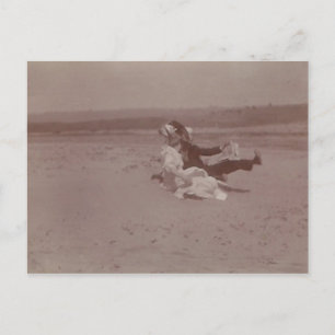 2 mensen op het strand die pet verliezen briefkaart