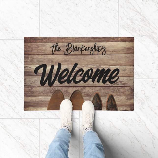 2 paar laarzen op rustieke houten deurmat (Binnen)