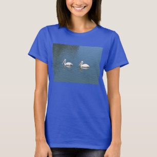2 pélicans blancs sur t-shirt bleu