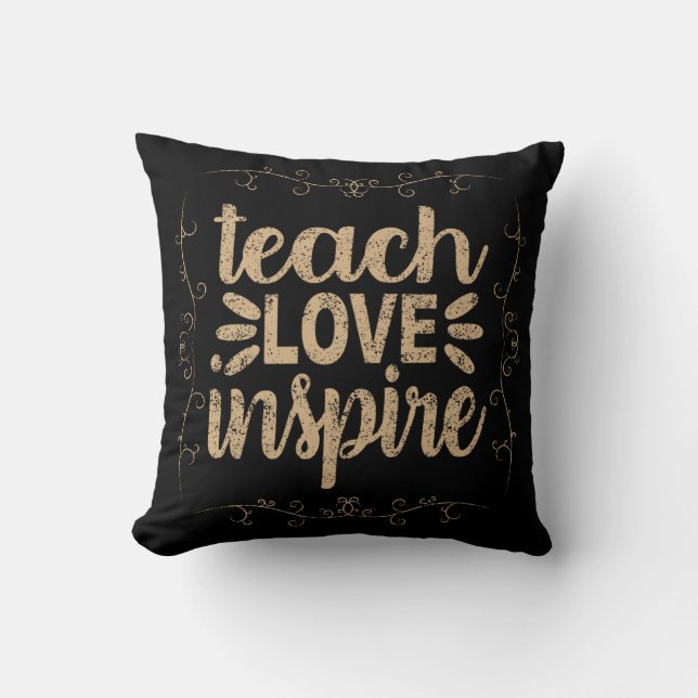 2- Teach Love Inspire Shirt, Retro  leraar Kussen (Voorkant)