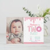 2e verjaardag Roze donut uitnodiging met afbeeldin (Staand voorkant)