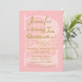 2e verjaardag Uitnodigingsmeisjes roze gouden hart Kaart (Staand voorkant)