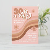 30 est une Vibe Retro Daisy Pink Invitation Annive (Debout devant)