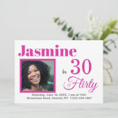 30 & Flirty Rose Anniversaire Photo Invitation (Debout devant)