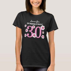 30e verjaardag bloeien bij dertig V03 T-shirt