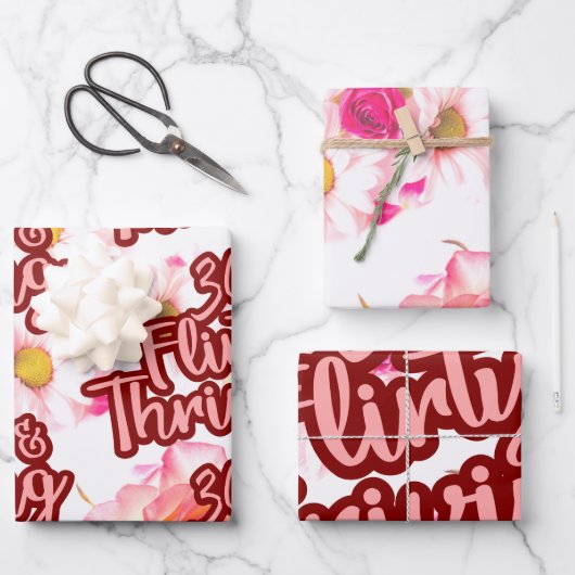 30e Verjaardag Dertig Flirty en bloeiende Fun Pink Inpakpapier Vel (Voorkant)