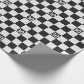 30e verjaardag zwarte en witte cheques cadeaupapier (Hoek)