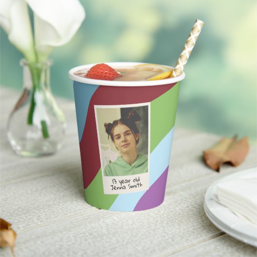 30e verjaardagsfeest dertig flirterig en bloeiende papieren bekers (Insitu)