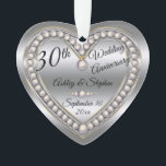 30ème Souvenir de photo de perle d'anniversaire de<br><div class="desc">Le jubilé élégant de perle de faux (imprimé) sur conception d'ornement de souvenir d'anniversaire de mariage de regard de platine et d'or la 30ème des coeurs de vacances conçoit (des droites réservées). Des gisements de modèle sont donnés pour vous pour personnaliser avec vos noms, anniversaire et date. Des styles de...</div>