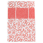 30th Birthday Random Number Pattern Coral/White Medium Cadeauzakje (Achterkant)