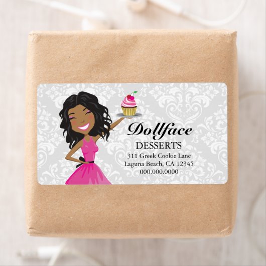 311 Dollface Desserts Heet Roze Ebonie Damask Etiket (Insitu)