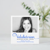 311 Valedictorian Electric Blue Afstuderen Aankondiging (Staand voorkant)