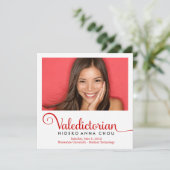 311 Valedictorian en Red Graduation Faire-part (Debout devant)