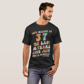 37e verjaardag Man Vrouw 2023 Het Groovy leven beg T-shirt (Voorkant volledig)