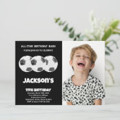 3 Balls Black Soccer Anniversaire Invitations avec (Debout devant)