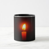 3 BOUGIES ROUGES ALLUMÉES SUR UN MUG (Centre)