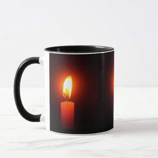 3 BOUGIES ROUGES ALLUMÉES SUR UN MUG (Gauche)