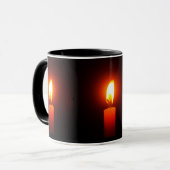 3 BOUGIES ROUGES ALLUMÉES SUR UN MUG (Devant gauche)