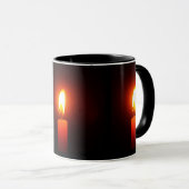 3 BOUGIES ROUGES ALLUMÉES SUR UN MUG (Devant droit)