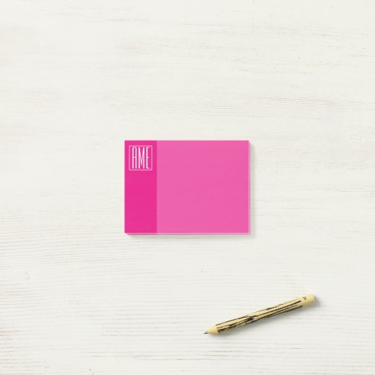 3 Initialen Monogram | Wit op warmroze Post-it® Notes (Op bureau)