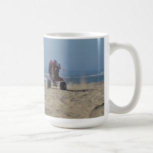 3 Wielers die Wielen bij de Beach rijden. Koffiemok