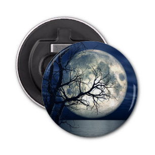 3D Landschapsachtergrond met maan over het Zee Button Flesopener