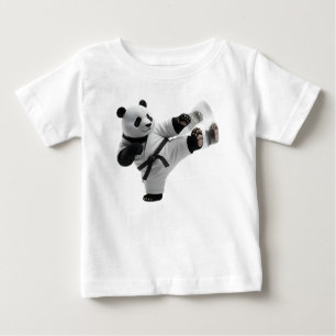 3D-panda die een dynamische karatetrap uitvoert