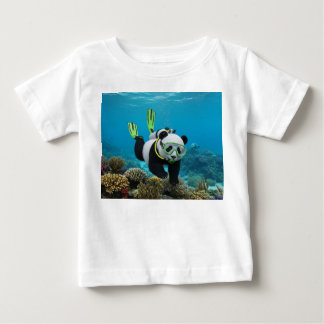 3D Pandabeer Zwemt Onderwater Rif