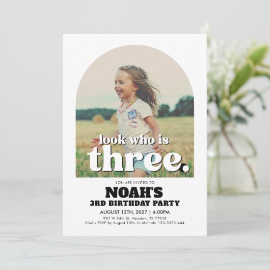 3e verjaardag uitnodiging Kijk wie er drie is (Staand voorkant)