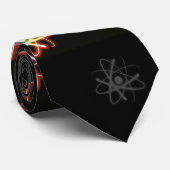 (3h01) atomes rougeoyants colorés - cravate noire (Roulé)