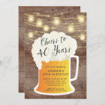 40 ans 40e anniversaire Invitation<br><div class="desc">Invitation à 40 ans avec une tasse de bière sur un arrière - plan en bois rustique avec des lumières de mât suspendues</div>