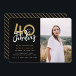 40 et fabuleuse invitation à la fête d'anniversair<br><div class="desc">Célébrez votre 40e anniversaire en style avec ces 40 ans de noir et d'or et de fabuleuses invitations photos de fête d'anniversaire surprise. Un design moderne avec du texte de script et des graphismes audacieux. Modifiez la couleur pour la customiser. Partie d'une collection.</div>