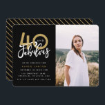 40 et fabuleuse invitation à la fête d'anniversair<br><div class="desc">Célébrez votre 40e anniversaire en style avec ces 40 ans de noir et d'or et de fabuleuses invitations photos de fête d'anniversaire surprise. Un design moderne avec du texte de script et des graphismes audacieux. Modifiez la couleur pour la customiser. Partie d'une collection.</div>