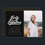 40 et fabuleuse invitation photo fête d'anniversai<br><div class="desc">Célébrez votre 40e anniversaire en style avec ces quarante et fabuleuses invitations photos de fête d'anniversaire en noir et or. Texte de script rétro et graphismes gras. Partie d'une collection.</div>