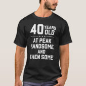 40 jaar oud; op piek knap en dan wat t-shirt (Voorkant)