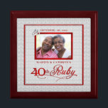 40e Ruby Anniversaire de la boîte à bijoux photo<br><div class="desc">Cette belle bijouterie laquée ou boîte à Trinette est ornée de notre belle collection d'anniversaire Mariage et contient la photo du couple d'anniversaire, la date de leur anniversaire Ruby et leurs noms. Une belle façon de chérir les souvenirs que vous avez faits en célébrant ensemble 40 ans. Un beau cadeau...</div>