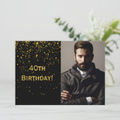 40e verjaardag uitnodiging foto zwart voor jongens (Staand voorkant)