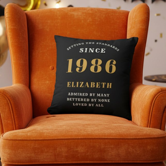 40th Birthday Gift Personalized 1986 Black Gold Kussen (1986 personalized throw pillow on orange chair)