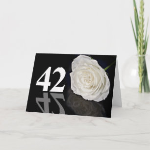 42e carte d'anniversaire avec une rose blanche cla