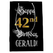 42nd Birthday ~ Fancy Script; Faux Gold Look; Name Medium Cadeauzakje (Voorkant)
