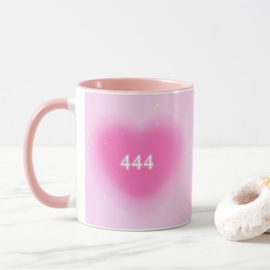 444 Moderne roze hartesthetische angel-nummer Mok (Met donut)