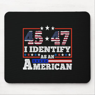 45 47 Ik identificeer me als een Amerikaanse Trump Muismat