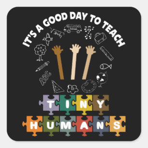 4/4, het is een goede dag om kleine mensen te lere vierkante sticker