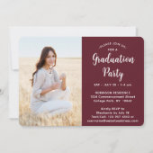 4 Foto Maroon en wit Script Graduation Party Kaart (Achterkant)