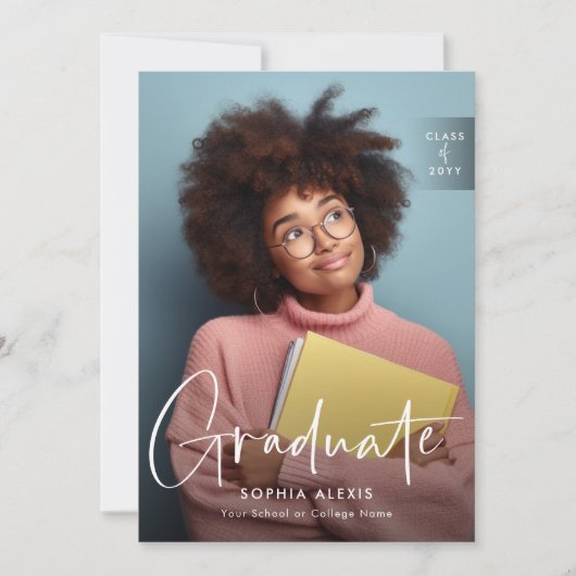 4 Foto White Overlay Elegant Script Afstuderen Aankondiging (Voorkant)