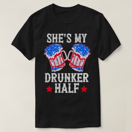 4 juli koppel dat past Zij is mijn grotere drinker T-shirt (Design voorkant)