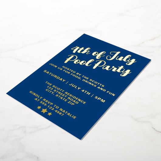 4 juli Pool Party Blauw Elegant Script Folie Uitnodiging (Gedraaid)