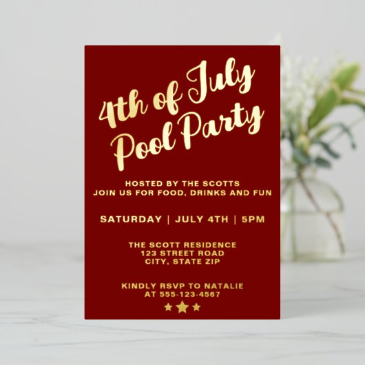 4 juli Pool Party Rood Elegant Script Folie Uitnodiging (Staand Voorkant)