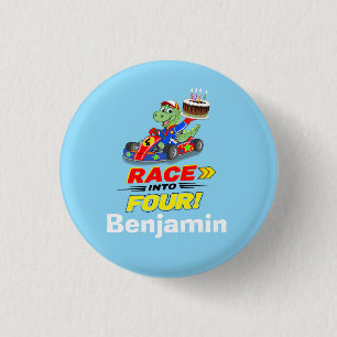 4de verjaardag Dinosaurus Race Auto Klaar Af Ronde Button 3,2 Cm