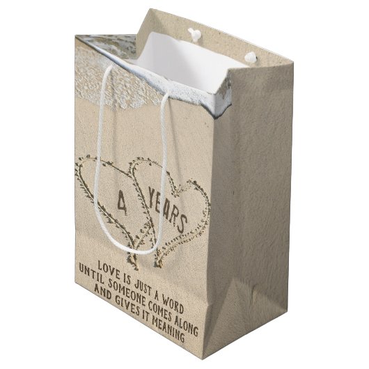 4e Jubileum Beach Hearts Medium Gift Bag Medium Cadeauzakje (Voorkant Gekanteld)
